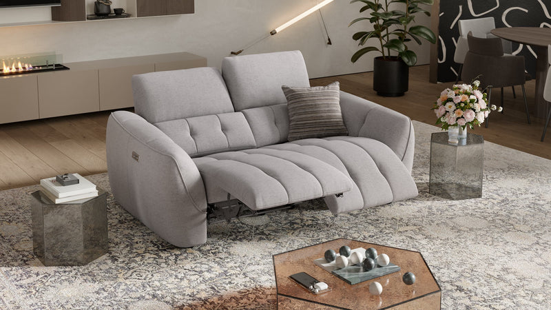 Bequem auf Stoff: 2er Couch mit Relaxfunktion