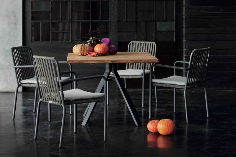 Gartentisch im Industrial Style